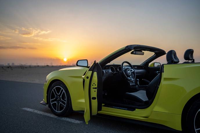 Аренда Ford Mustang 2021 Convertible Yellow в Дубае - фото 9