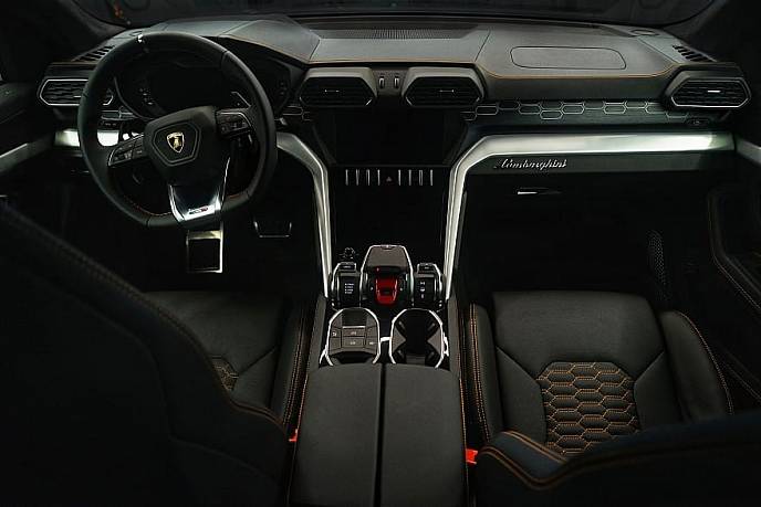 Аренда автомобиля Lamborghini Urus - фото 1