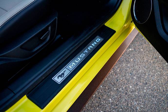 Аренда Ford Mustang 2021 Convertible Yellow в Дубае - фото 16